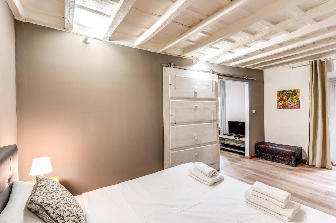 Lovely Spacious Apartment Near The Colosseum Rome Bagian luar foto