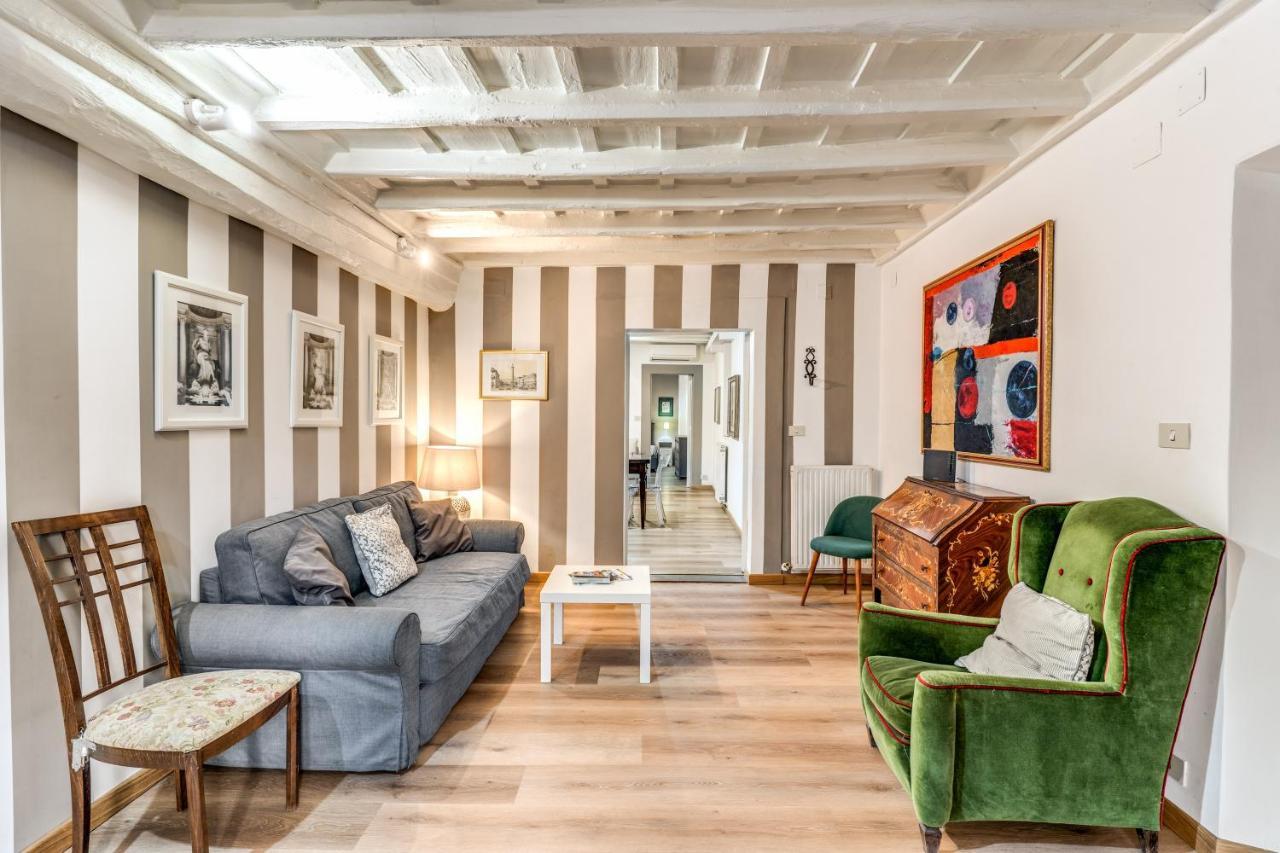 Lovely Spacious Apartment Near The Colosseum Rome Bagian luar foto