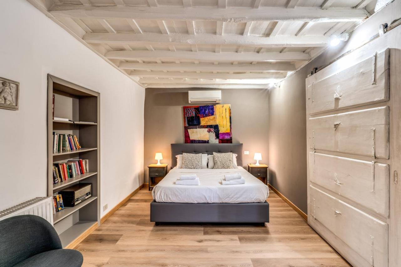 Lovely Spacious Apartment Near The Colosseum Rome Bagian luar foto