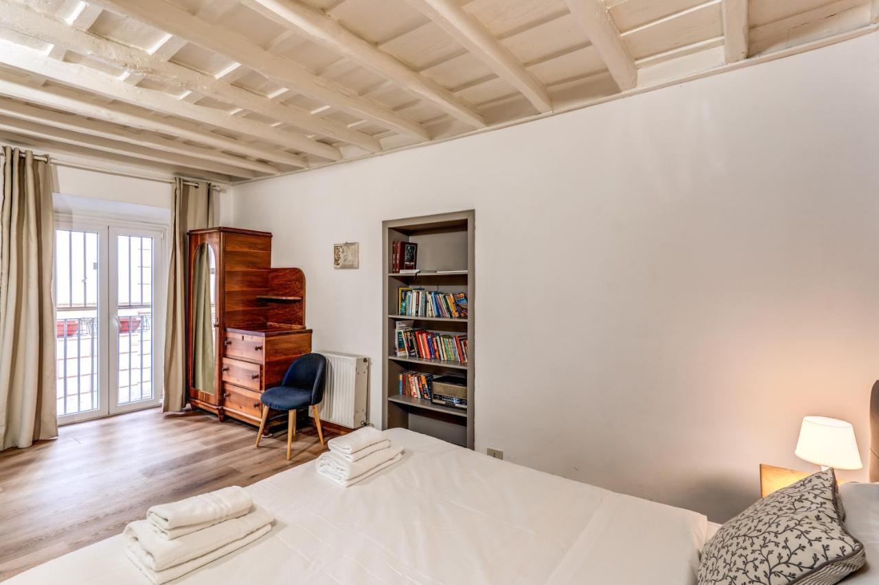 Lovely Spacious Apartment Near The Colosseum Rome Bagian luar foto