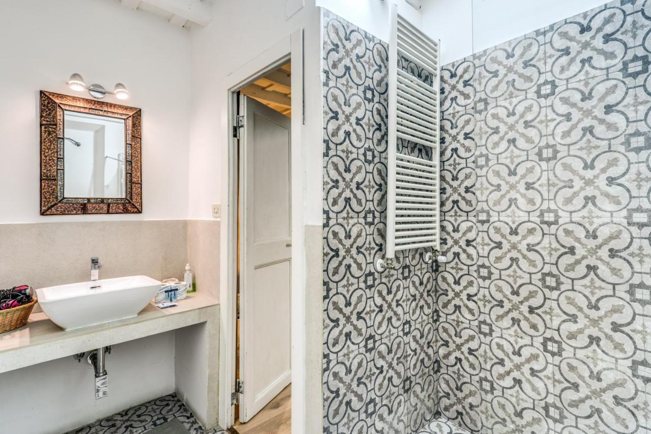 Lovely Spacious Apartment Near The Colosseum Rome Bagian luar foto