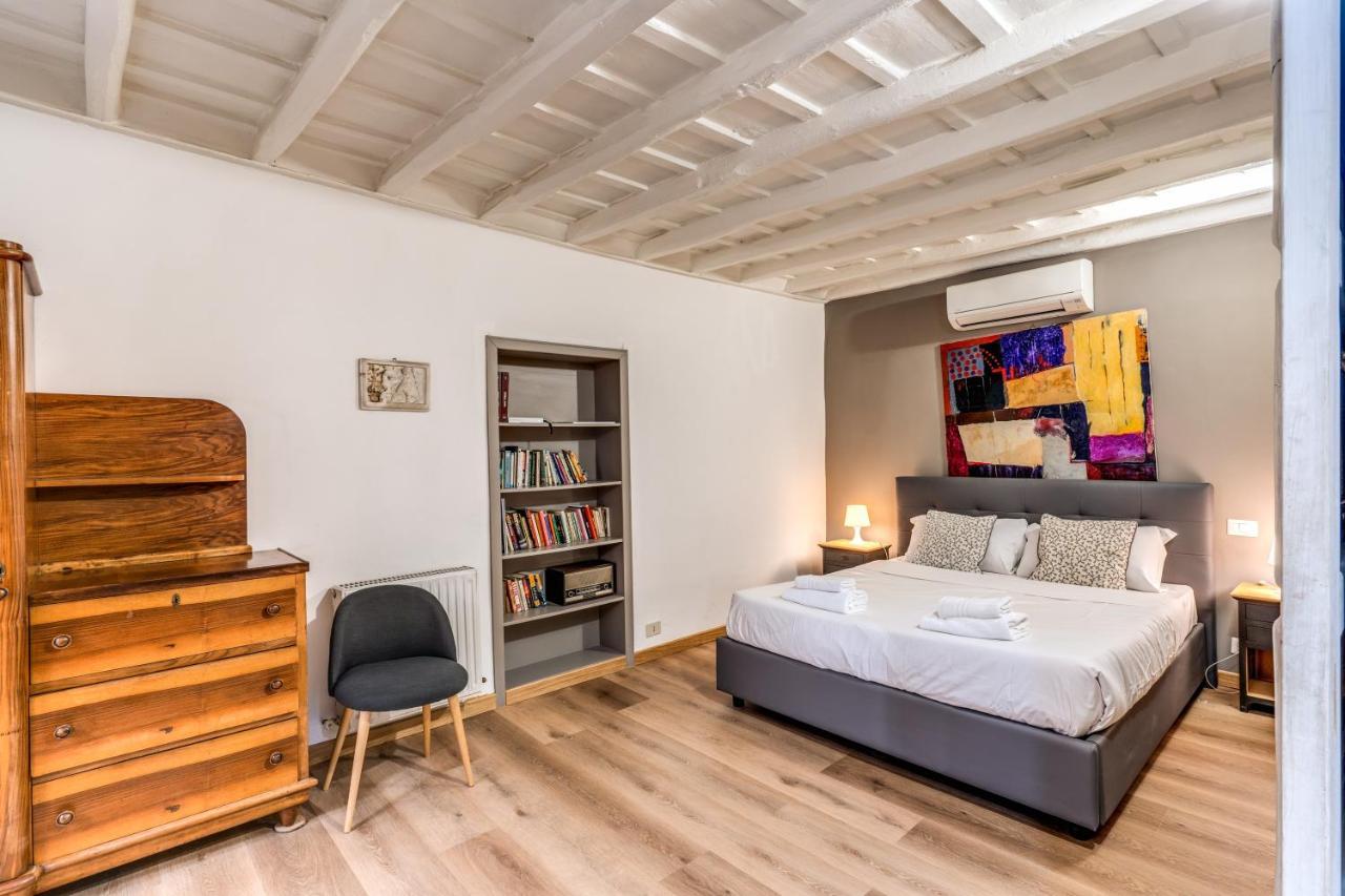 Lovely Spacious Apartment Near The Colosseum Rome Bagian luar foto