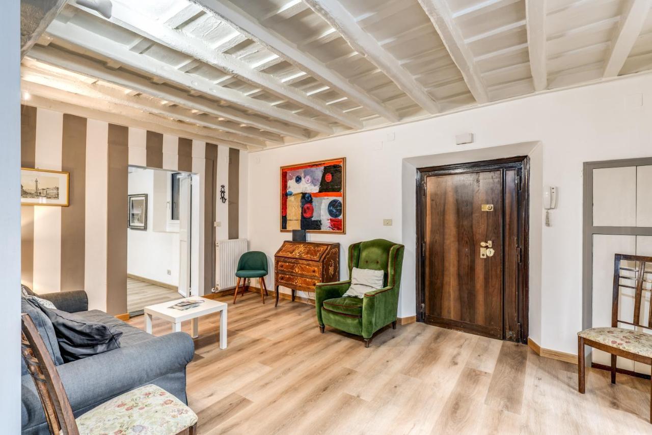 Lovely Spacious Apartment Near The Colosseum Rome Bagian luar foto