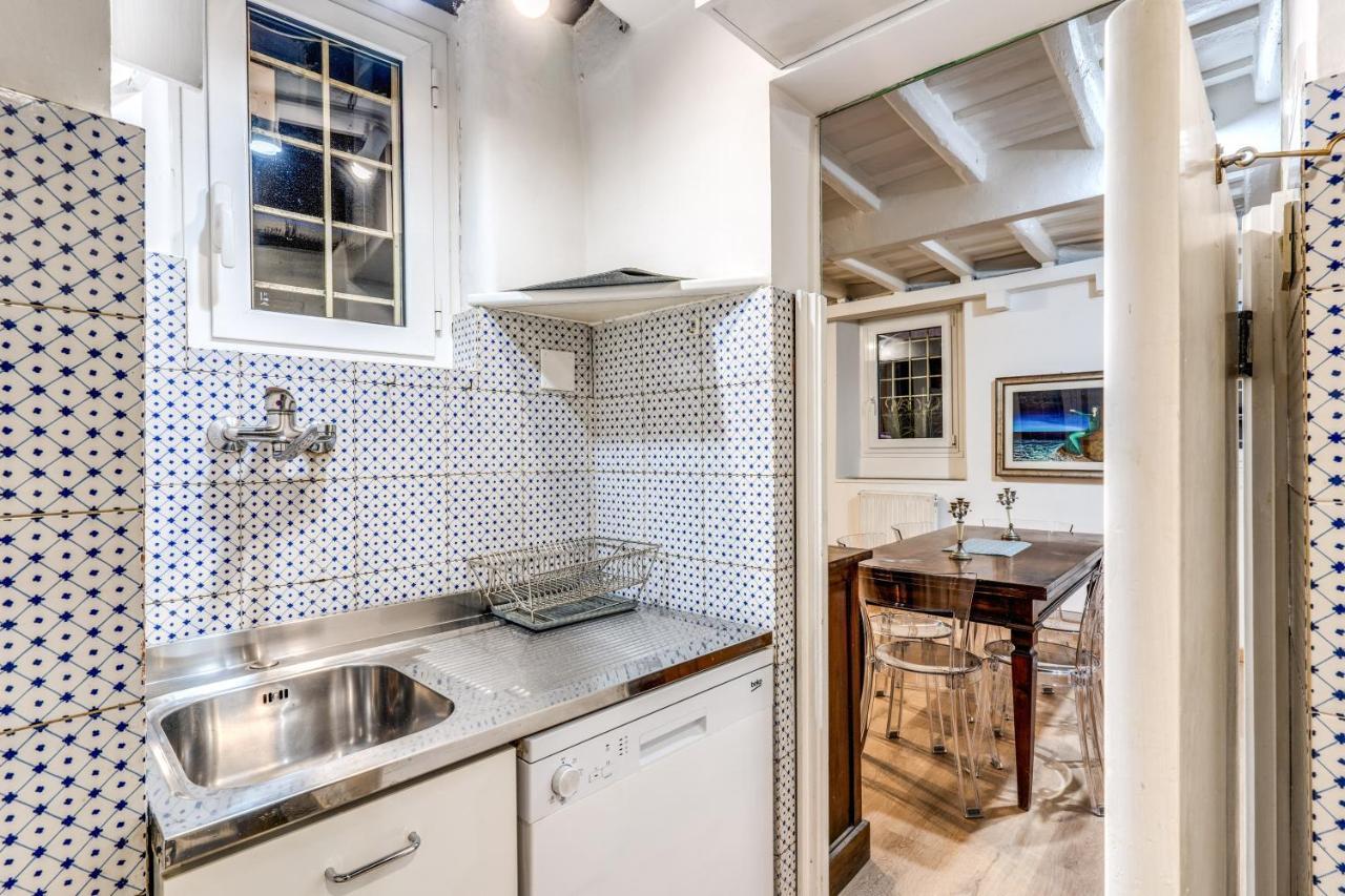 Lovely Spacious Apartment Near The Colosseum Rome Bagian luar foto