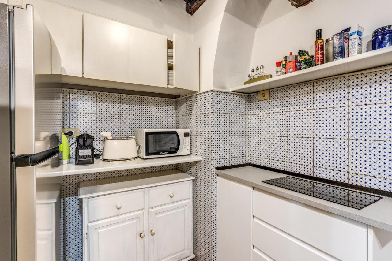 Lovely Spacious Apartment Near The Colosseum Rome Bagian luar foto