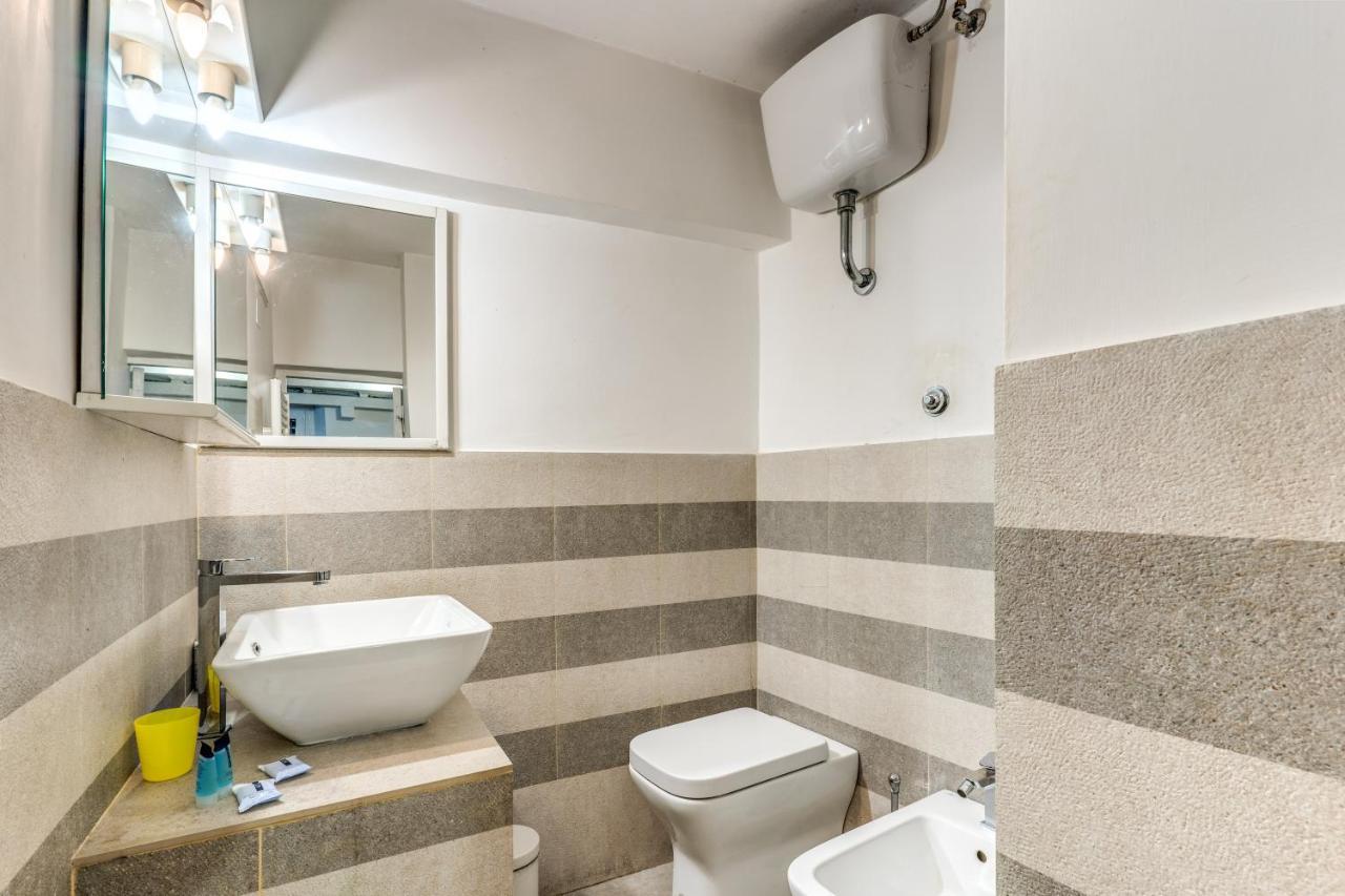 Lovely Spacious Apartment Near The Colosseum Rome Bagian luar foto