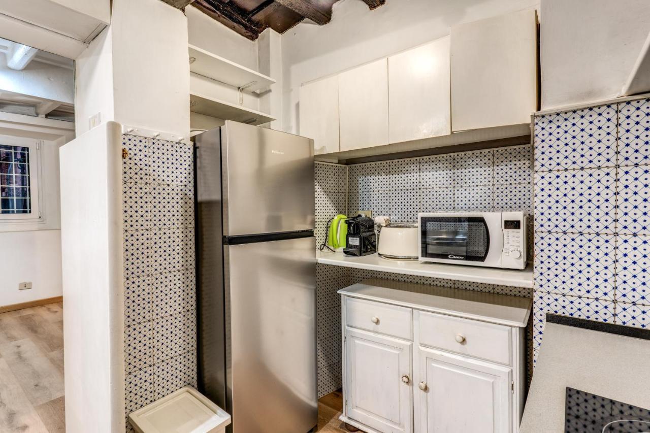 Lovely Spacious Apartment Near The Colosseum Rome Bagian luar foto